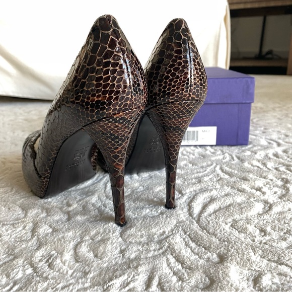 Stuart Weitzman Dresser Pump - Picture 4 of 8